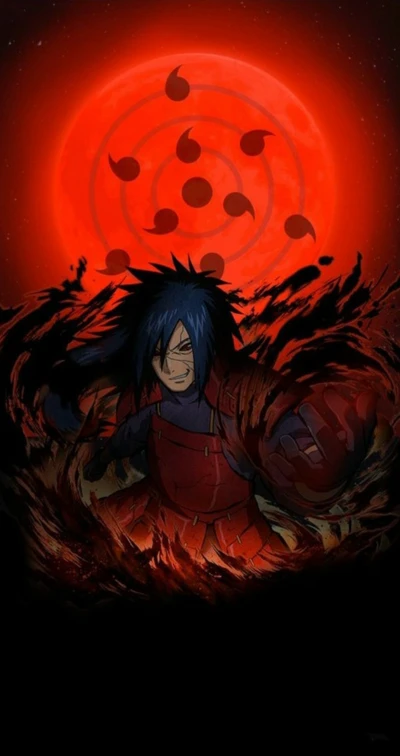 Madara Uchiha mit Sharingan, umgeben von dunkler Energie und einem blutroten Mond mit dem Symbol des Uchiha-Clans.