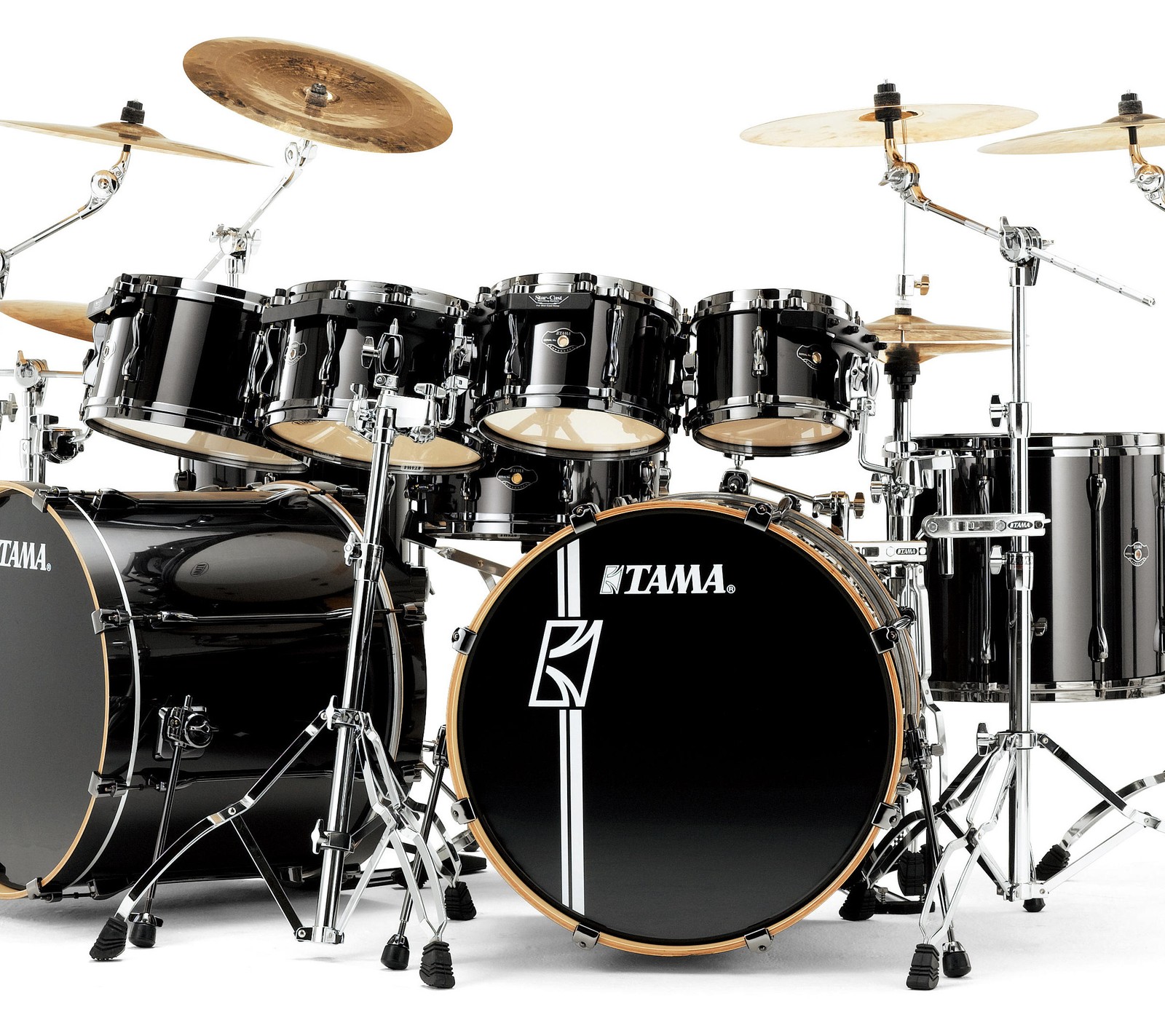 Um close de um kit de bateria preto em um fundo branco (contrabaixo, tambores, tama)