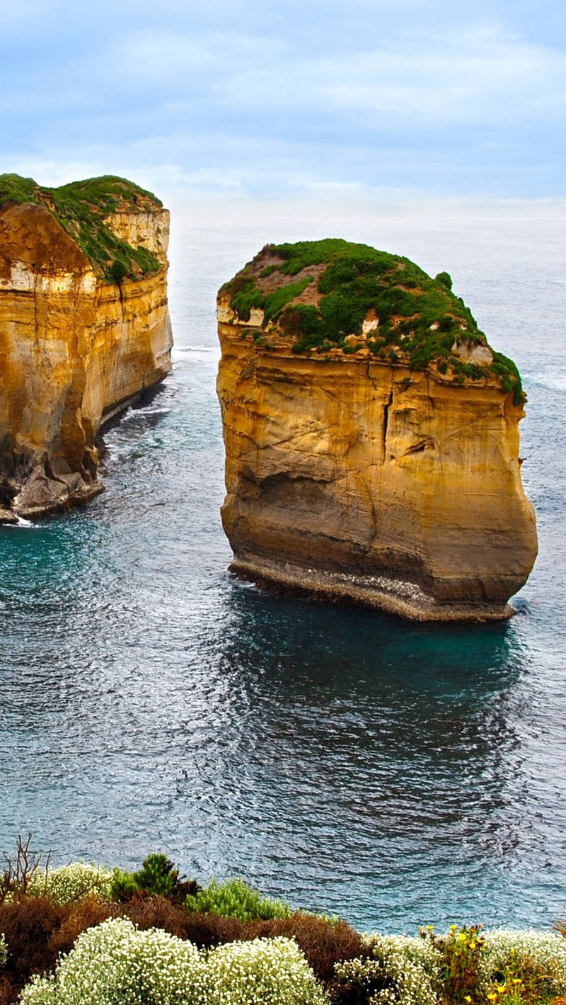 В воде стоят два больших камня (остров, море, вода)