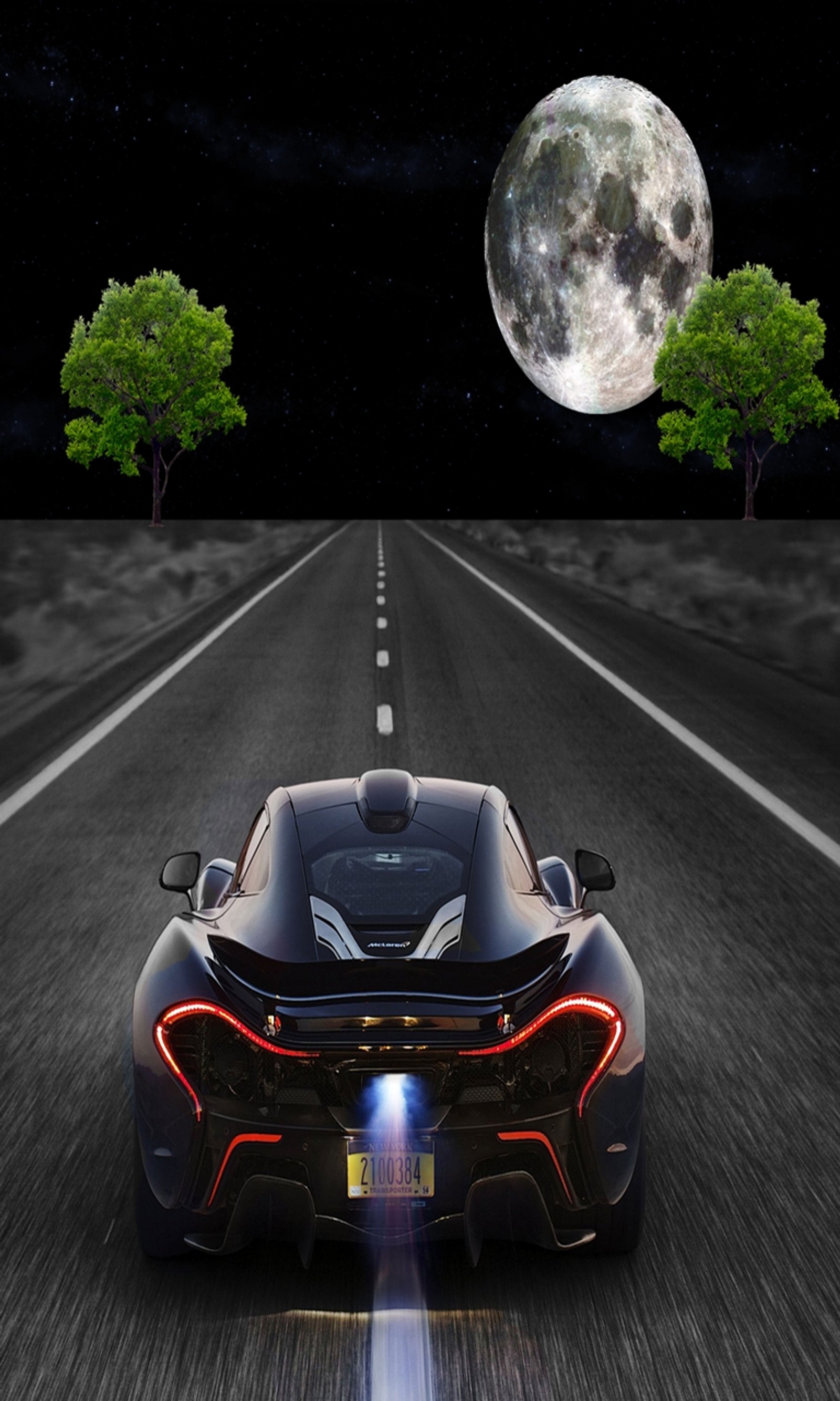 Un gros plan d'une voiture roulant sur une route avec une pleine lune en arrière-plan (noir, voiture, mclaren, muscle, nouveau)