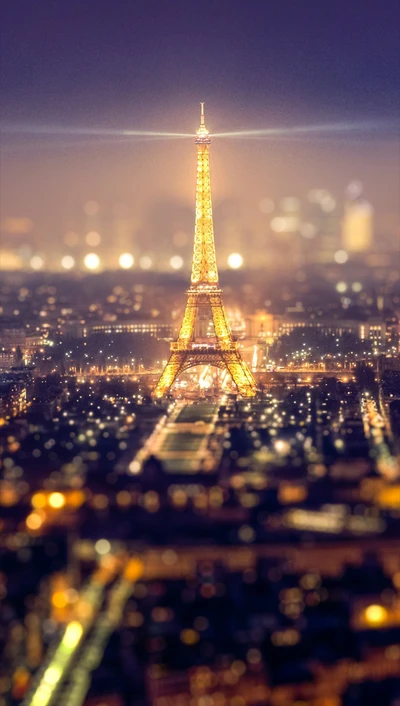 Visão abstrata da Torre Eiffel iluminada à noite em Paris