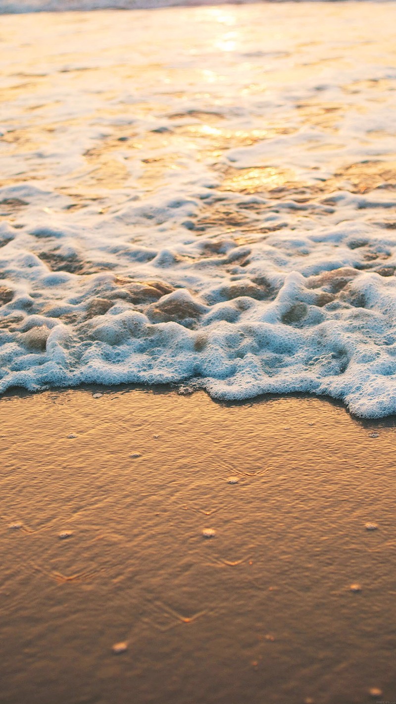 Аравесы воды на пляже с приближающейся волной (пляж, песок, вода)