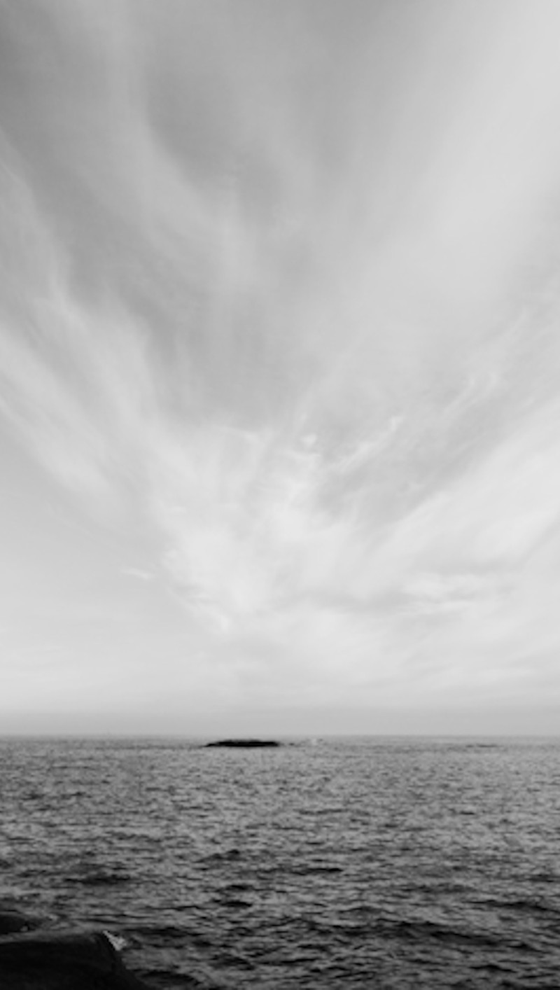 Uma foto em preto e branco de um corpo d'água com um farol ao longe (preto e branco, nuvens, horizonte, oceano, água)