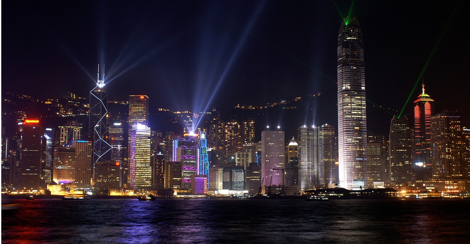 Vista do horizonte da cidade à noite com luzes (victoria harbour, victoria peak, cidade, paisagem urbana, metrópole)