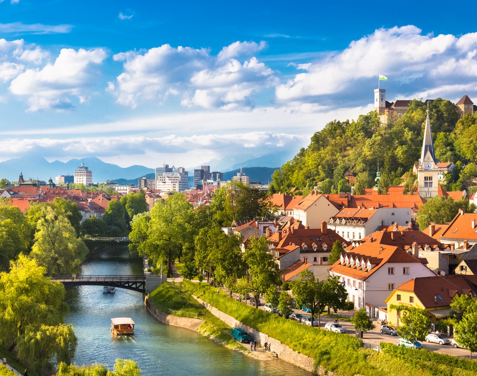 Arabische sicht auf einen fluss, der durch eine stadt mit einer brücke fließt (reise, stadt, fluss, wasserstraße, vogelperspektive)