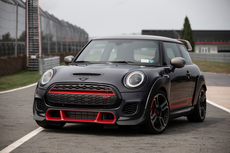 Крупный план черного мини купера на дороге (мини джон купер воркс гп, mini john cooper works gp, 2021, 5k, машины)