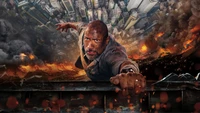 Dwayne Johnson s'accroche à un gratte-ciel au milieu du chaos dans une scène de film pleine d'action