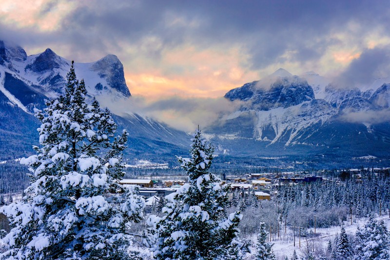 Вид на горный массив с городом вдали (банф, banff, зима, горные образования, гора)