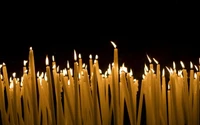 Velas iluminadas en la oscuridad