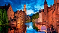 Reflejos de la arquitectura medieval a lo largo de los canales de Brujas al anochecer