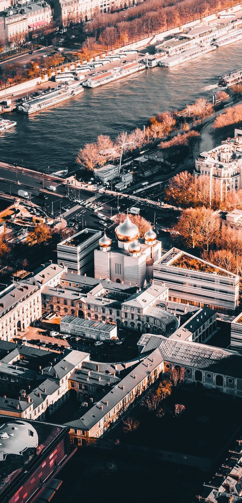 Вид с высоты на город с рекой и церковью (мир, здание, башенный блок, городской дизайн, городской пейзаж)