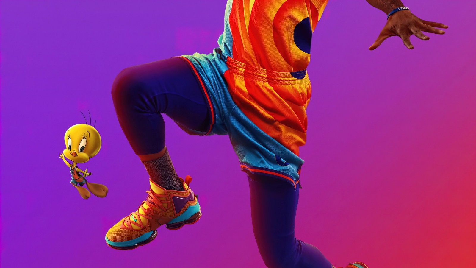 Uma imagem desfocada de um homem em uniforme de basquete pulando no ar (space jam 2, 2021, filme, space jam um novo legado, space jam a new legacy)