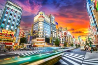 Paysage urbain vibrant de Tokyo au crépuscule avec des gratte-ciel et du trafic.