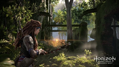 Aloy navega sigilosamente por un paisaje exuberante y cubierto de vegetación en *Horizon Forbidden West*, lista para la acción en impresionante detalle 4K.