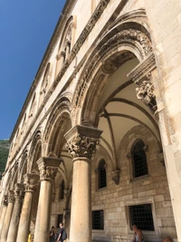 Arquitetura medieval requintada: arcade arqueada e intrincadas esculturas em pedra