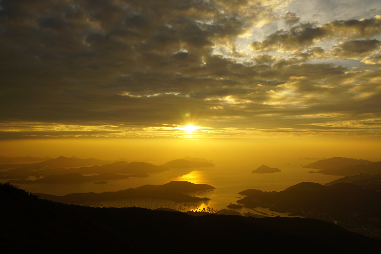 Вид на закат над водоемом с горами на заднем плане (гонконг, hong kong, облако, горизонт, восход солнца)