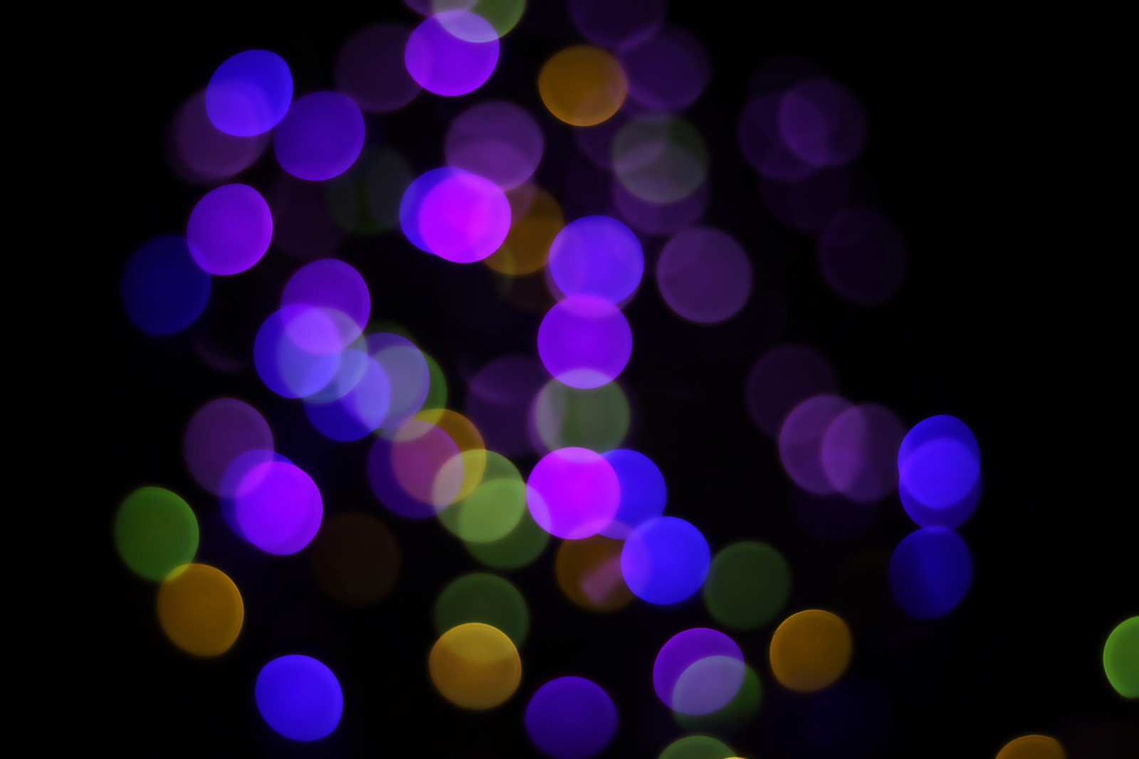 Nahaufnahme eines haufens lichter im dunkeln (bokeh, lila, violett, licht, beleuchtung)