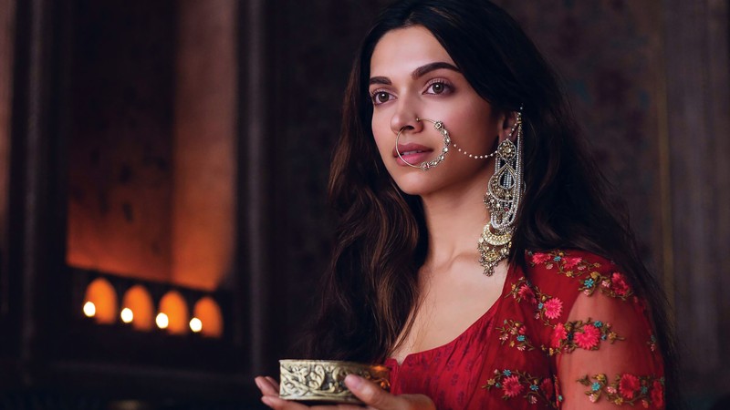 Женщина в красном платье, держащая золотую коробку (дпика падуконе, deepika padukone, знаменитость, актриса, болливуд)