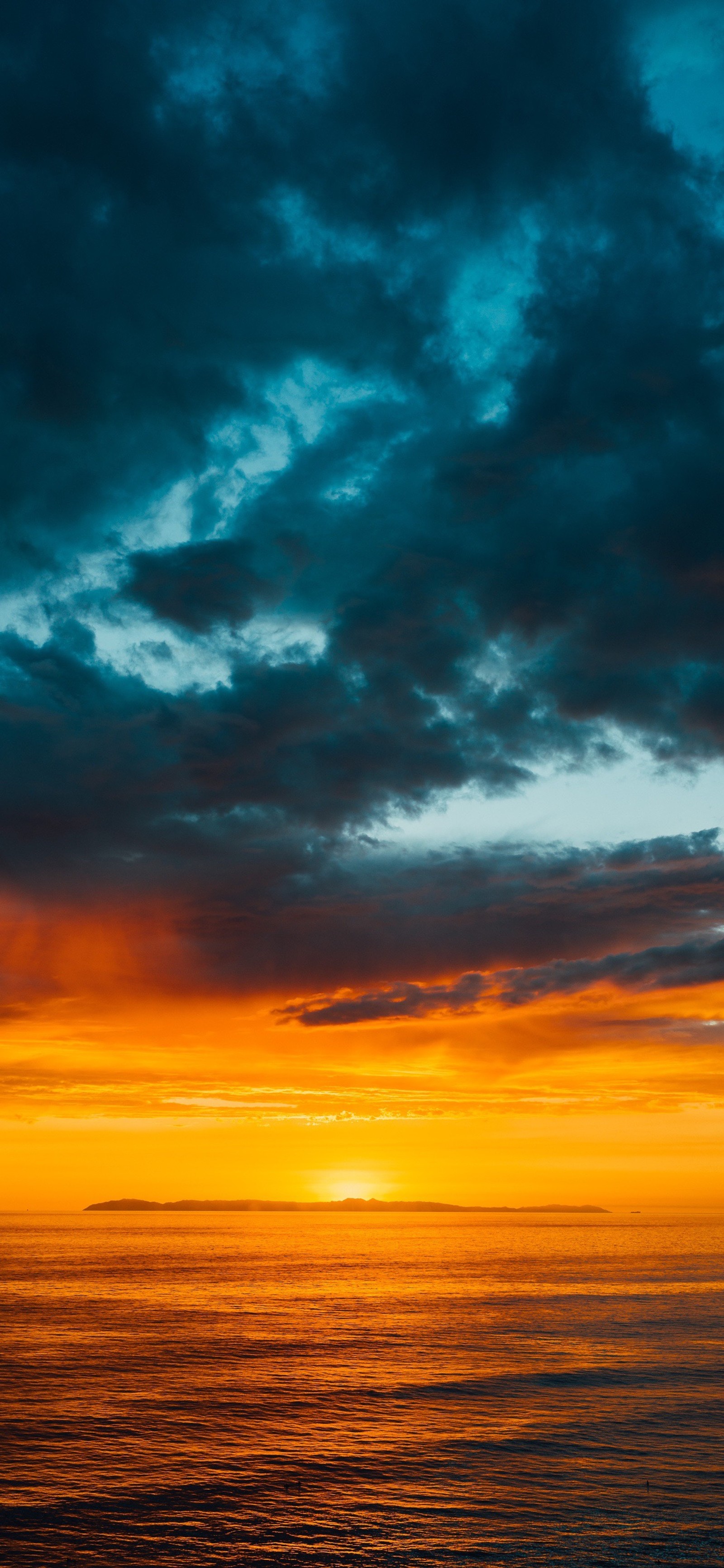 Vista de una puesta de sol sobre el océano con un bote solitario (pintura, nube, atmósfera, paisaje natural, naranja)