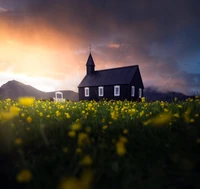 Serenidade do pôr do sol na Igreja Negra de Budir, Islândia