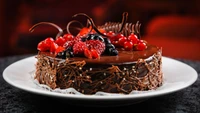 Bolo de chocolate luxuoso adornado com morangos frescos, cerejas e frutas vermelhas, elegantemente apresentado em um prato decorativo.