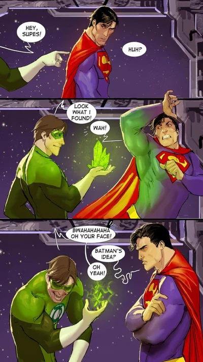 Green Lantern neckt Superman mit einem leuchtenden grünen Objekt, was eine überraschte Reaktion hervorruft, während sie einen humorvollen Moment teilen.