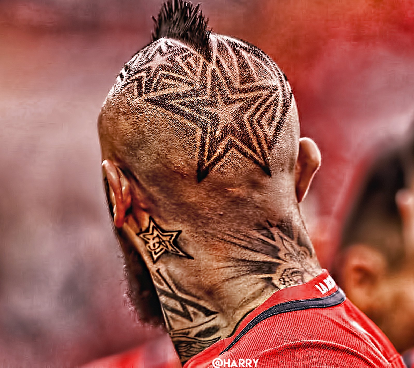 Homem árabe com uma tatuagem de estrela na cabeça e uma estrela no pescoço (bayern munique, beyern munich, bundesliga, chile, alemanha)