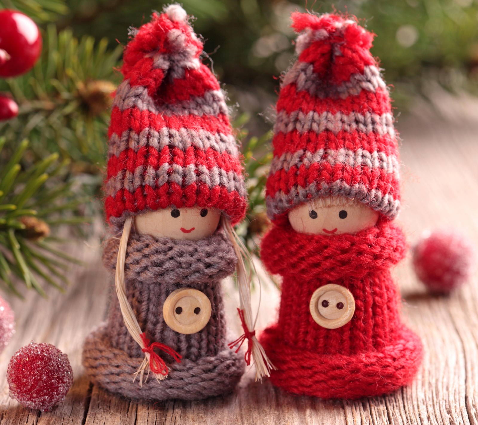 Two knitted dolls are sitting next to each other on a table (christmas, cute, doll, holidays)