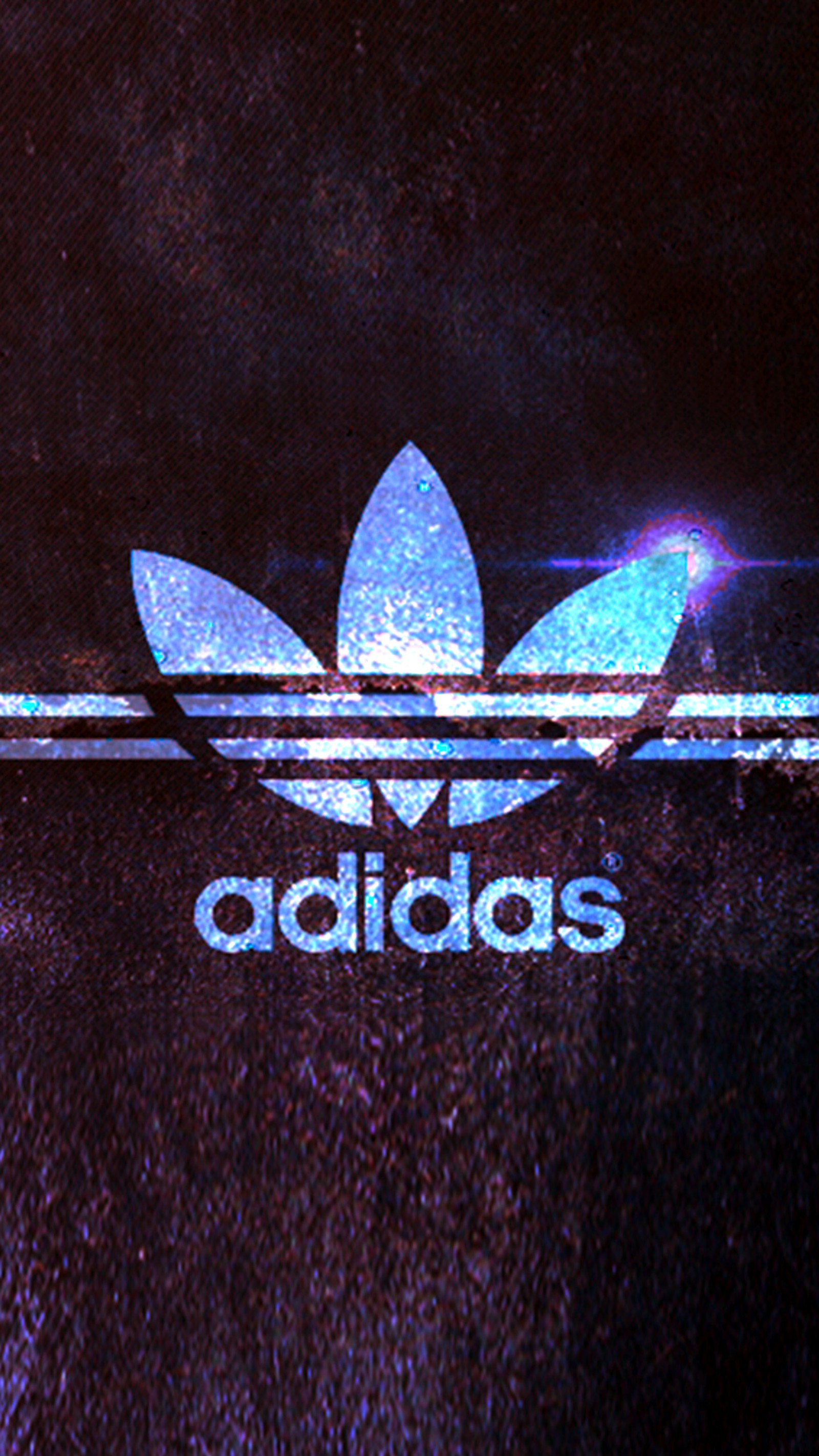 Adidas-logo auf schwarzem hintergrund mit einem blauen und weißen streifen (adidas, marke, logo)