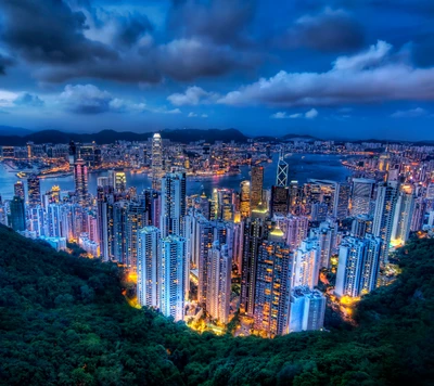 Paisagem urbana de Hong Kong ao crepúsculo com fundo montanhoso