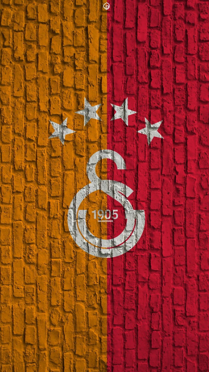 Близкий план кирпичной стены с нарисованным на ней флагом (cimbom, galatasaray)