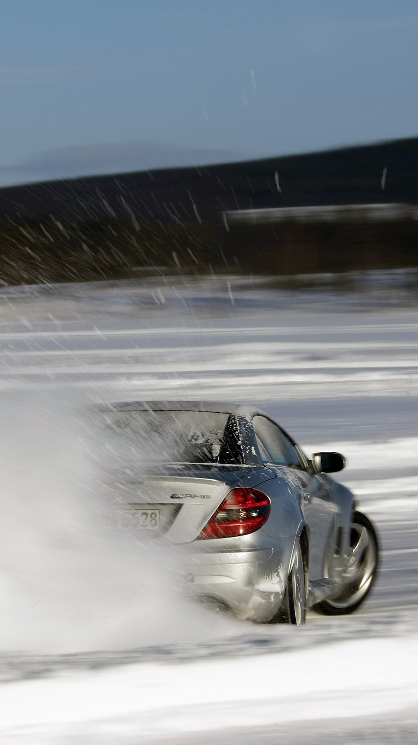 Coche árabe conduciendo por una carretera nevada con mucha nieve (amg, coche, benz, coches, mercedes)