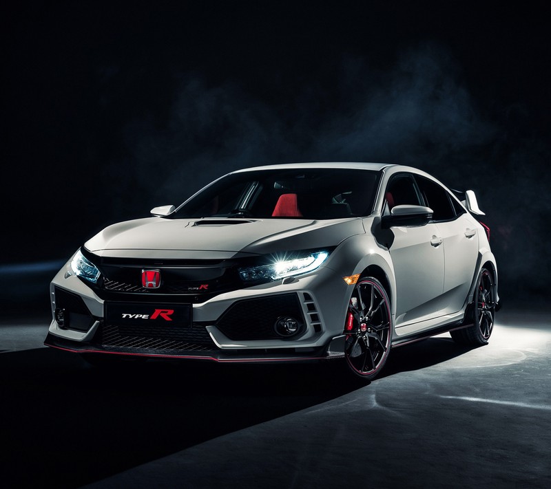 Крупный план белого honda civic type r в темной комнате (сивик, civic, двигатель, honda, япония)