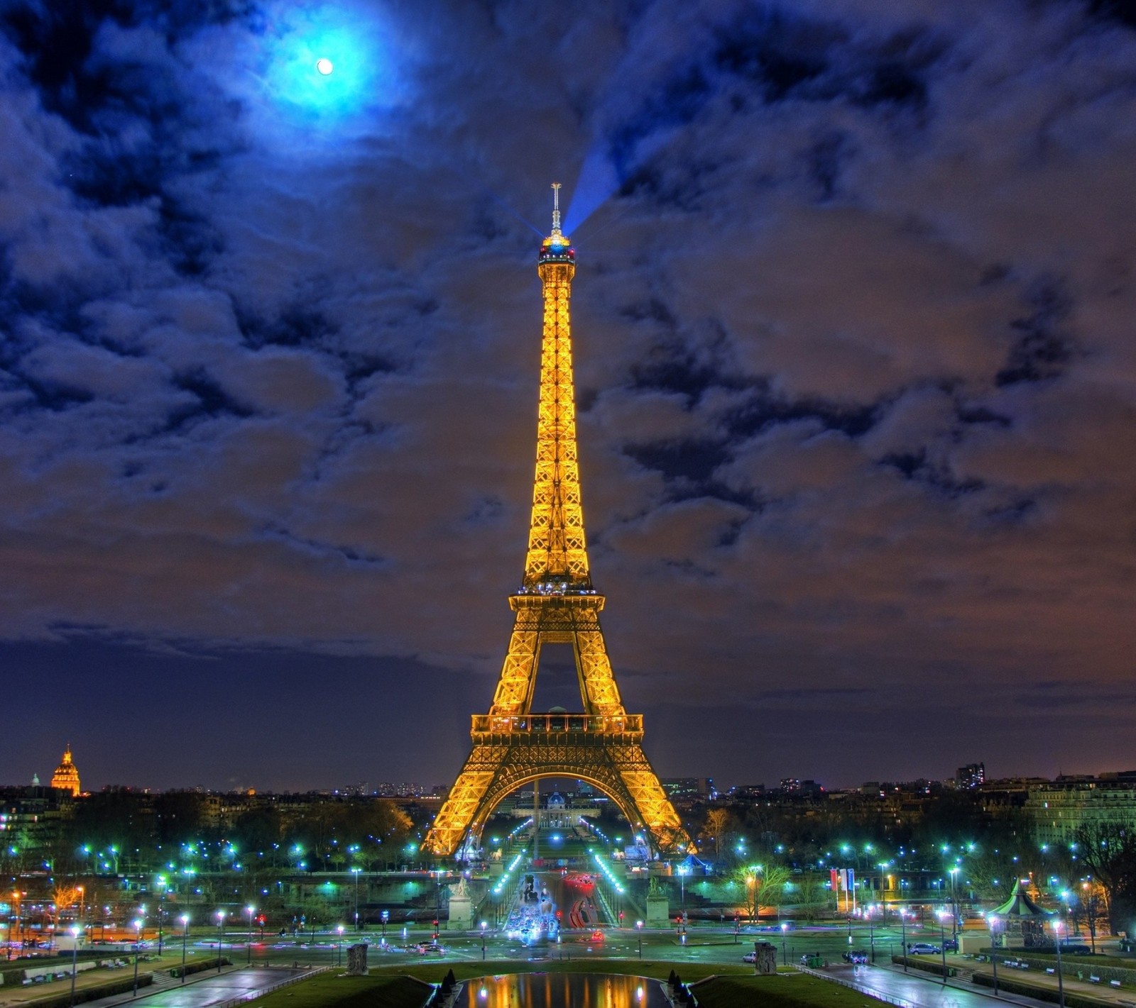 Uma vista aérea da torre eiffel à noite com uma lua cheia (incrível, legal, eiffil tower, amor)