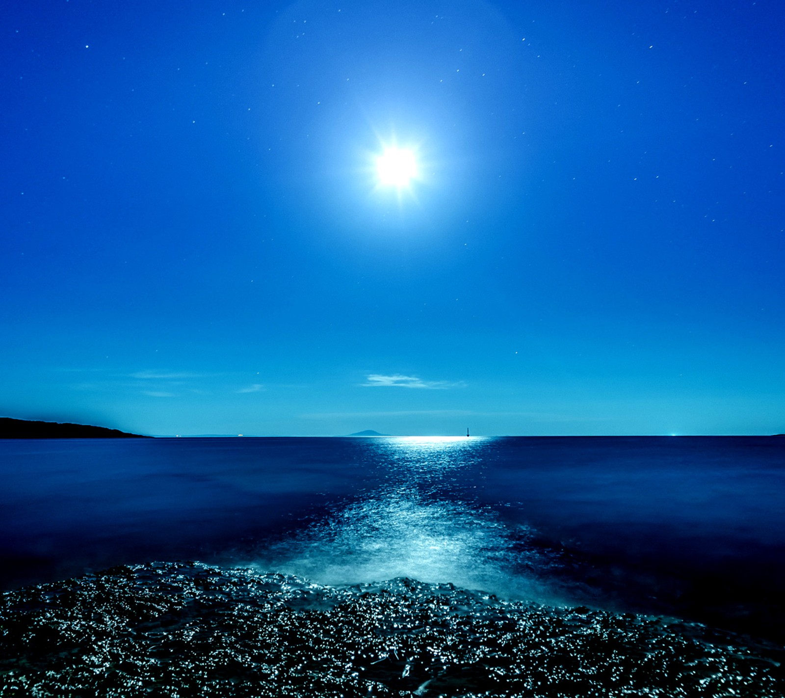 Vue aérienne d'une pleine lune sur l'océan avec un chemin (clair de lune, mer)