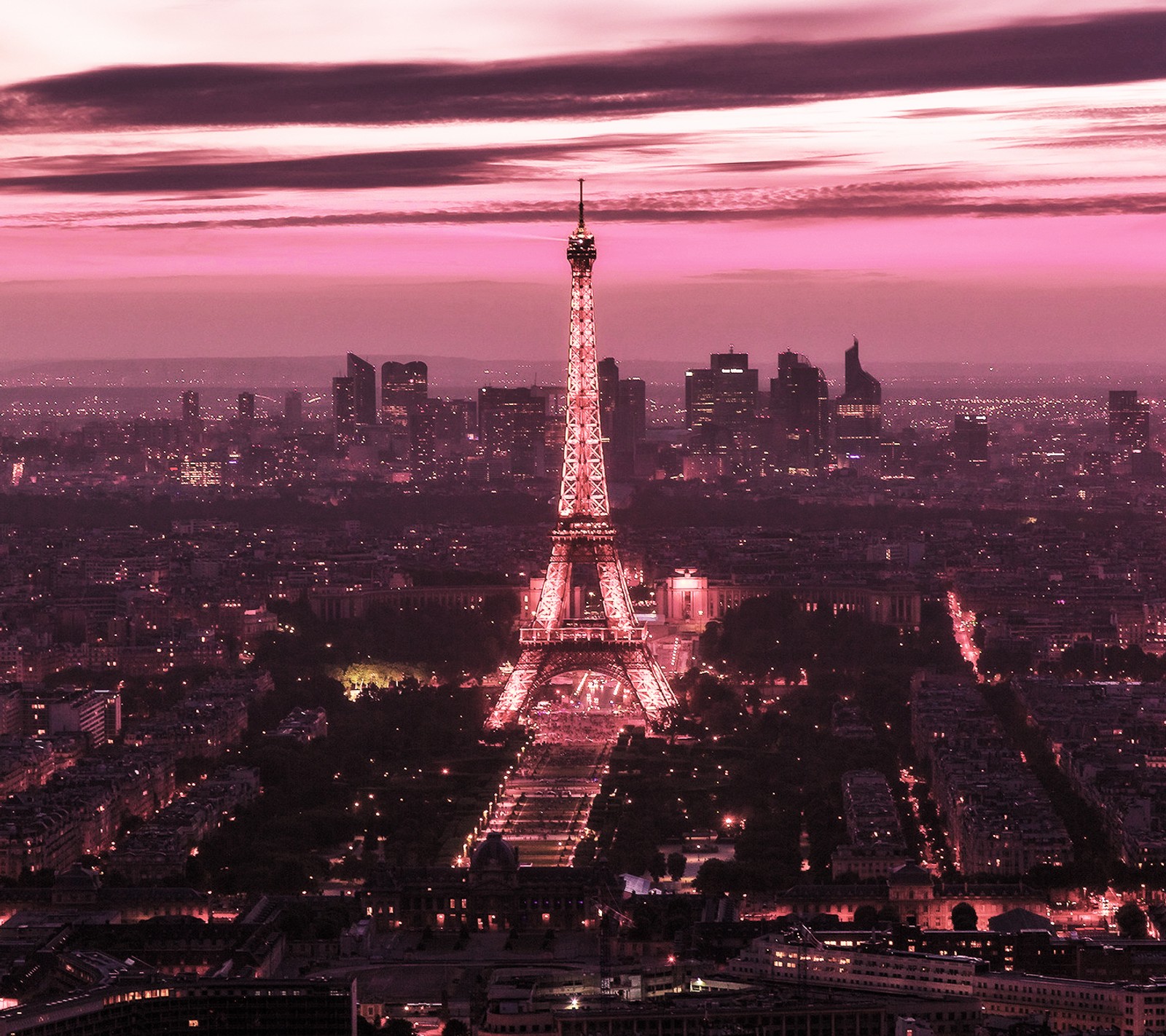 Luftaufnahme des eiffelturms bei nacht mit den stadtlichtern (eiffelturm, frankreich, landschaft, paris, rosa)