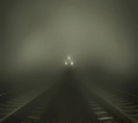 Vías de tren con niebla en Belgrado