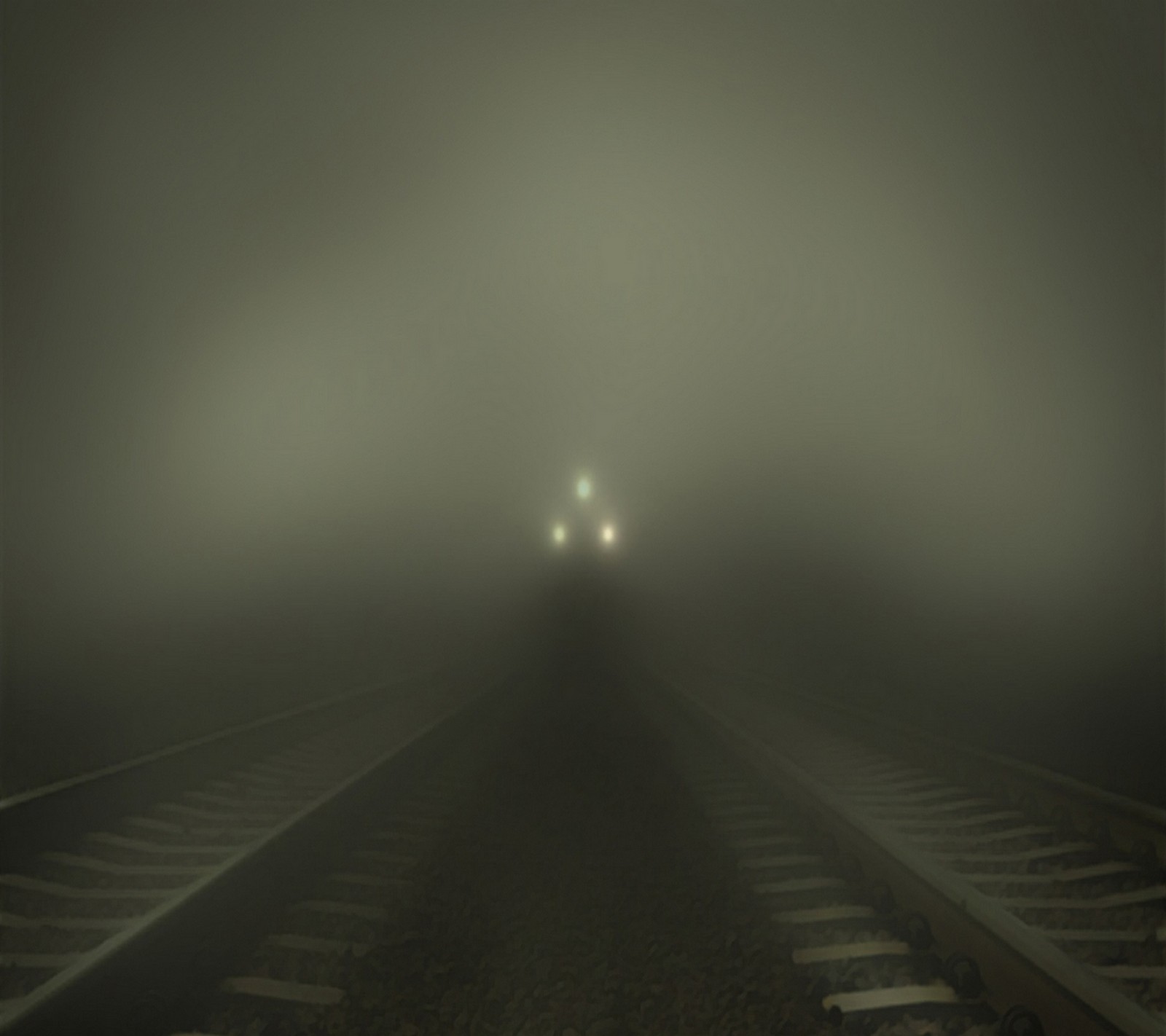 Vista arafed de uma linha de trem com duas luzes acesas na neblina (abej, beograd, railroad train)