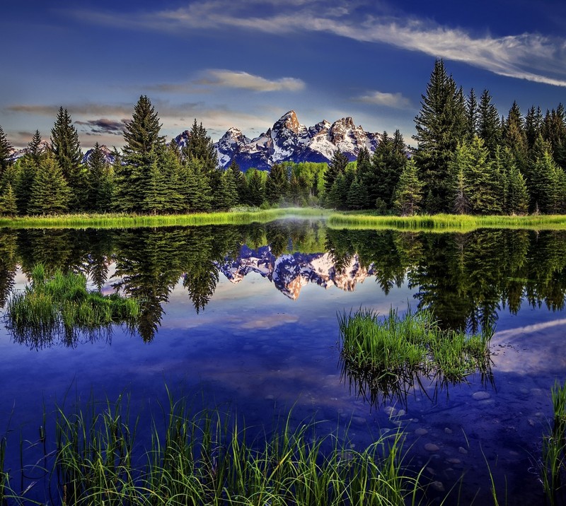 Montanha árabe refletida em um lago cercado por árvores (las, vista)