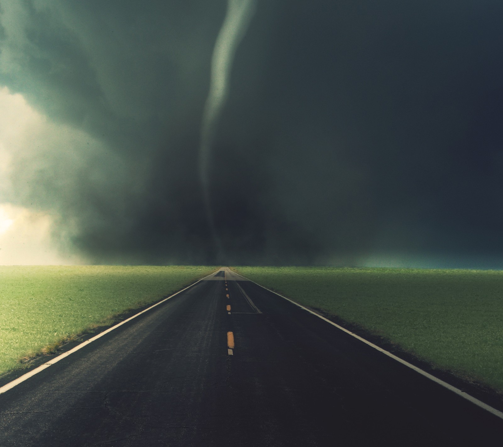 Luftaufnahme einer straße mit einer großen tornadowolke in der ferne (bauernhof, straße, sturm, gerade, tornado)