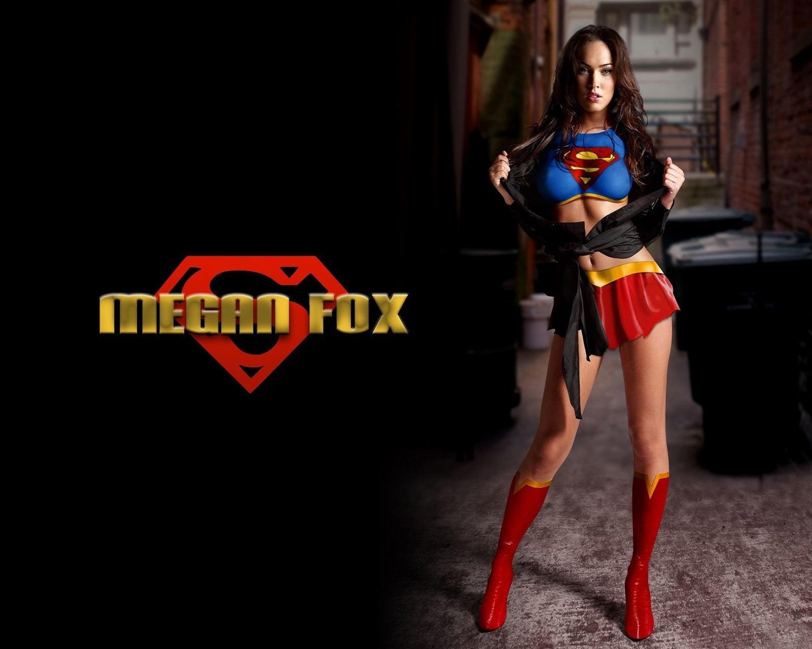 Une femme en costume de superman posant pour une photo (renard, megan)