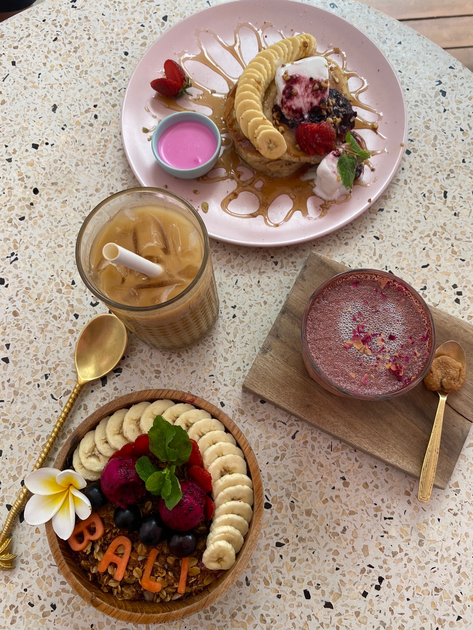 Il y a deux assiettes de nourriture sur une table avec une boisson (dessert, petit déjeuner, cuisine végétarienne, brunch, repas)