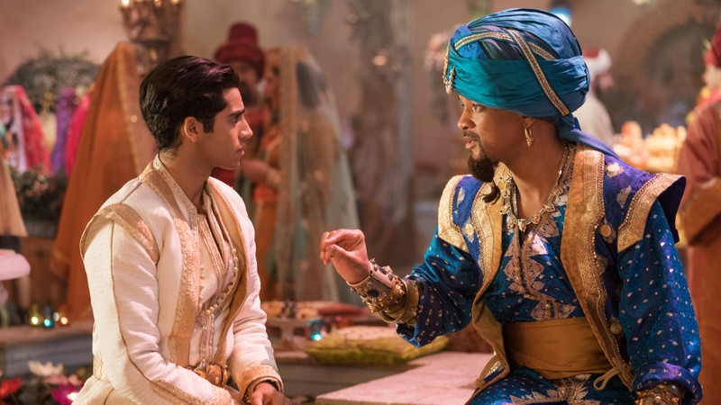 Жираф и мужчина в синем тюрбане сидят на столе (аладдин 2019, aladdin 2019, фильм, джинн, аладдин)