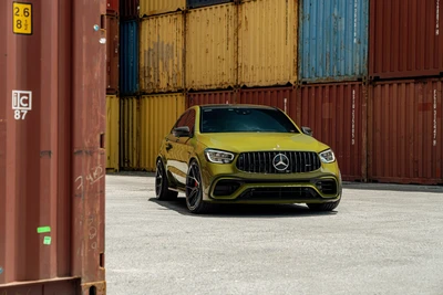 Mercedes AMG GLC 63 en verde vibrante, exhibido contra un fondo de coloridos contenedores de envío.