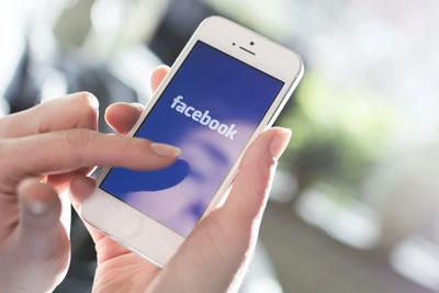 Benutzer interagiert mit Facebook auf einem Smartphone