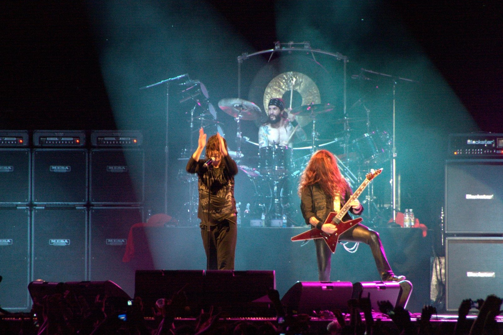 Imagen de un hombre y una mujer en el escenario con una guitarra (escenario, arte, teatro, black sabbath, hard rock)