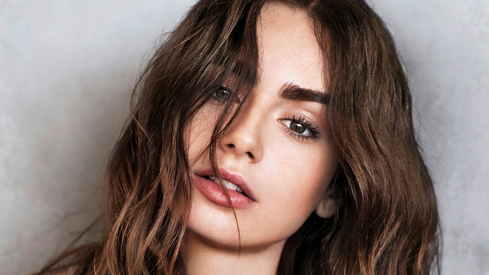 Un gros plan d'une femme avec de longs cheveux et une chemise blanche (lily collins, actrice, célébrité, femmes, filles)