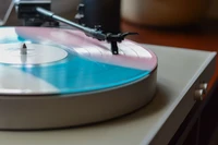 Disque de phonographe vibrant sur une platine : Une fusion de musique et de technologie