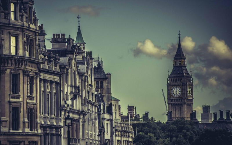 Часовая башня, возвышающаяся над городской улицей (биг бен, big ben, достопримечательность, метрополия, архитектура)