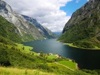 Vale do fiorde sereno cercado por montanhas majestosas e vegetação exuberante